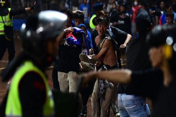 درگیری هواداران فوتبال در اندونزی؛ ۱۷۴نفر کشته شدند+ عکس