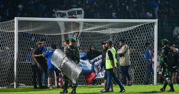 درگیری هواداران فوتبال در اندونزی؛ ۱۷۴نفر کشته شدند+ عکس