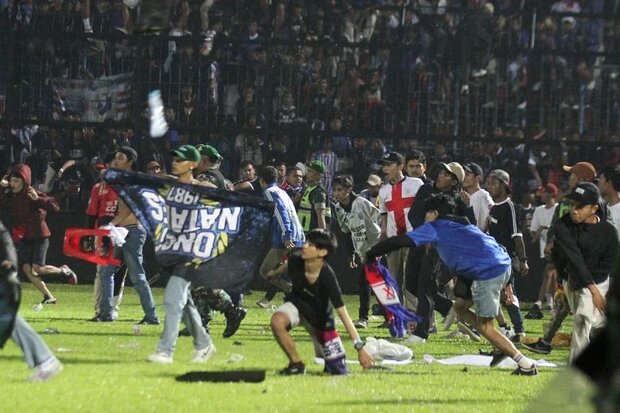 درگیری هواداران فوتبال در اندونزی؛ ۱۷۴نفر کشته شدند+ عکس