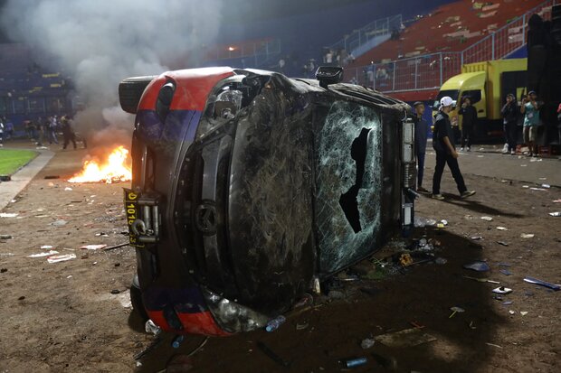 درگیری هواداران فوتبال در اندونزی؛ ۱۷۴نفر کشته شدند+ عکس