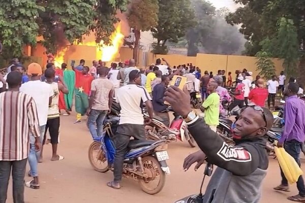 سفارت فرانسه در پایتخت بورکینافاسو در محاصره معترضان+فیلم