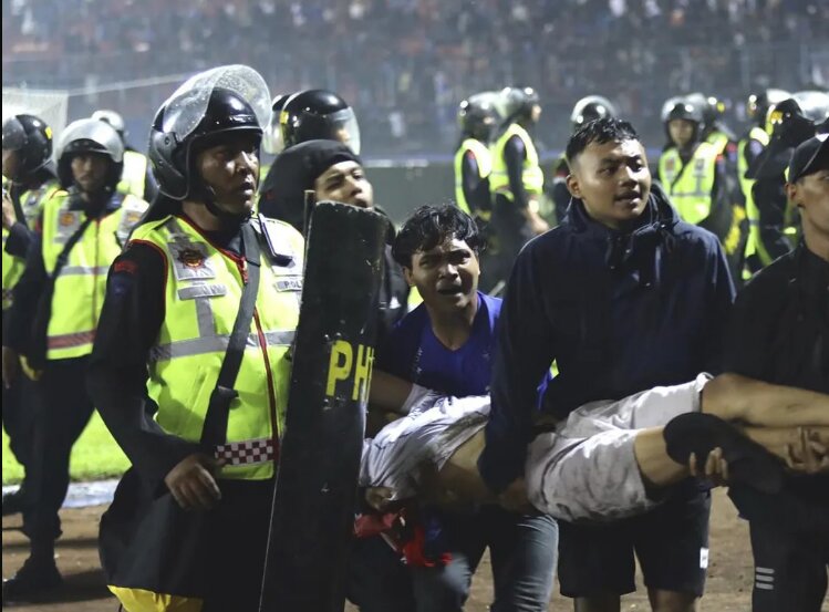 Endonezya'da futbol maçında izdiham: En az 129 kişi öldü