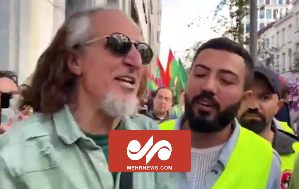 راندن محسن نامجو از میان تجمعات ضد انقلاب در بروکسل
