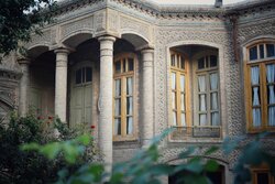 معماری بومی در کشاکش نوستالوژی و مساله ایران بررسی می‌شود