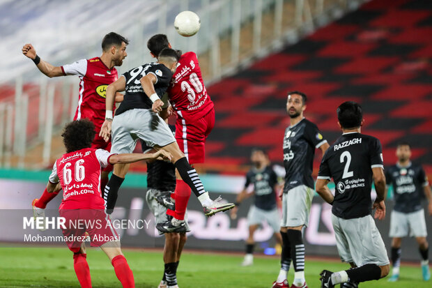 خطر گیر کردن پرسپولیس زیر چرخ تراکتور/ سپاهان نمیگذارد رقیب برسد خطر گیر کردن پرسپولیس زیر چرخ تراکتور/ سپاهان نمیگذارد رقیب برسد
