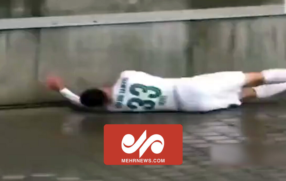 بیهوش شدن بازیکن فوتبال در اثر برخورد با تابلو تبلیغاتی