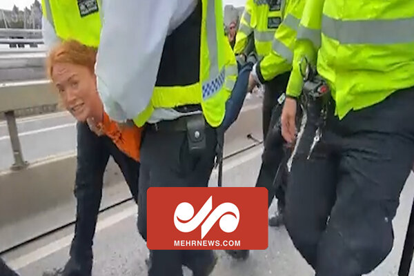 دستگیری زن معترض به سیاست‌های دولت انگلیس توسط پنج پلیس مرد