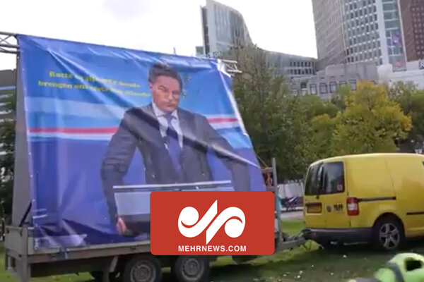 VIDEO: Dutch protesters in The Hague throw eggs at PM image