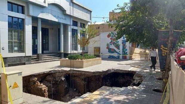 نشست زمین در مشهد / مسدود شدن خیابان شیرازی به سمت حرم مطهر رضوی