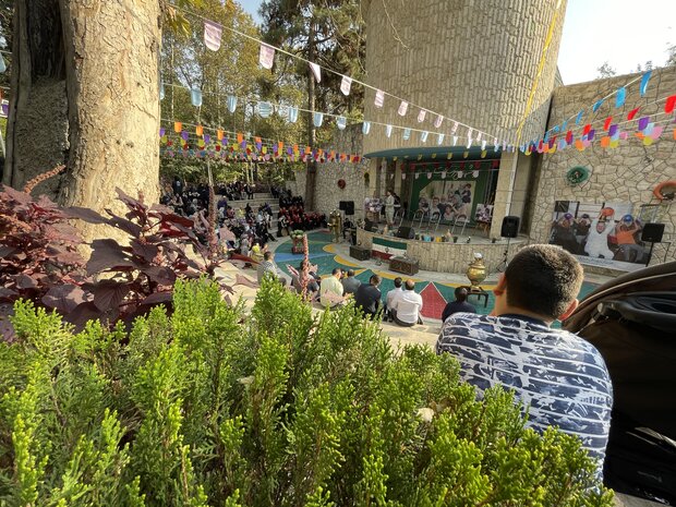 اجرای سرود در سرای سالمندان شهر یاسوج به همت حوزه هنری انجام شد