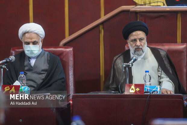 حجت الاسلام سید ابراهیم رئیسی رئیس جمهور در حال سخنرانی در افتتاحیه نهمین دوره مجمع تشخیص مصلحت نظام است
