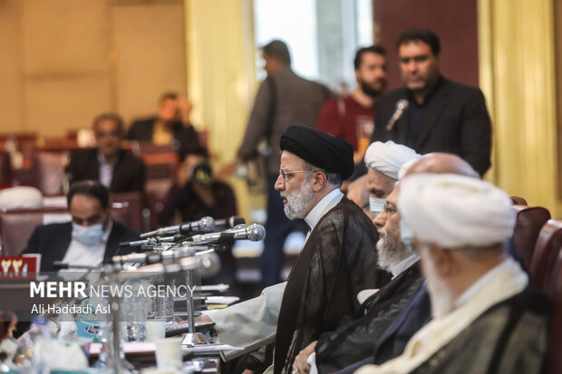 حجت الاسلام سید ابراهیم رئیسی رئیس جمهور در حال سخنرانی در افتتاحیه نهمین دوره مجمع تشخیص مصلحت نظام است