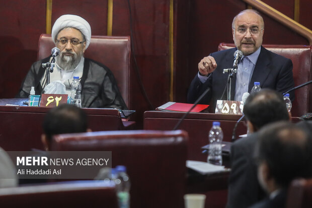 محمد باقر قالیباف رئیس مجلس شورای اسلامی در حال سخنرانی در افتتاحیه نهمین دوره مجمع تشخیص مصلحت نظام است