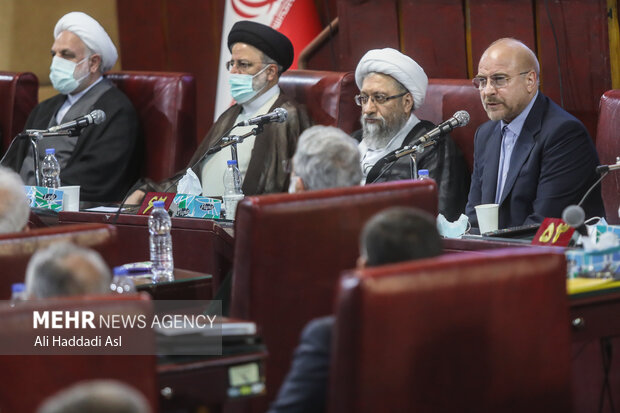 محمد باقر قالیباف رئیس مجلس شورای اسلامی در حال سخنرانی در افتتاحیه نهمین دوره مجمع تشخیص مصلحت نظام است