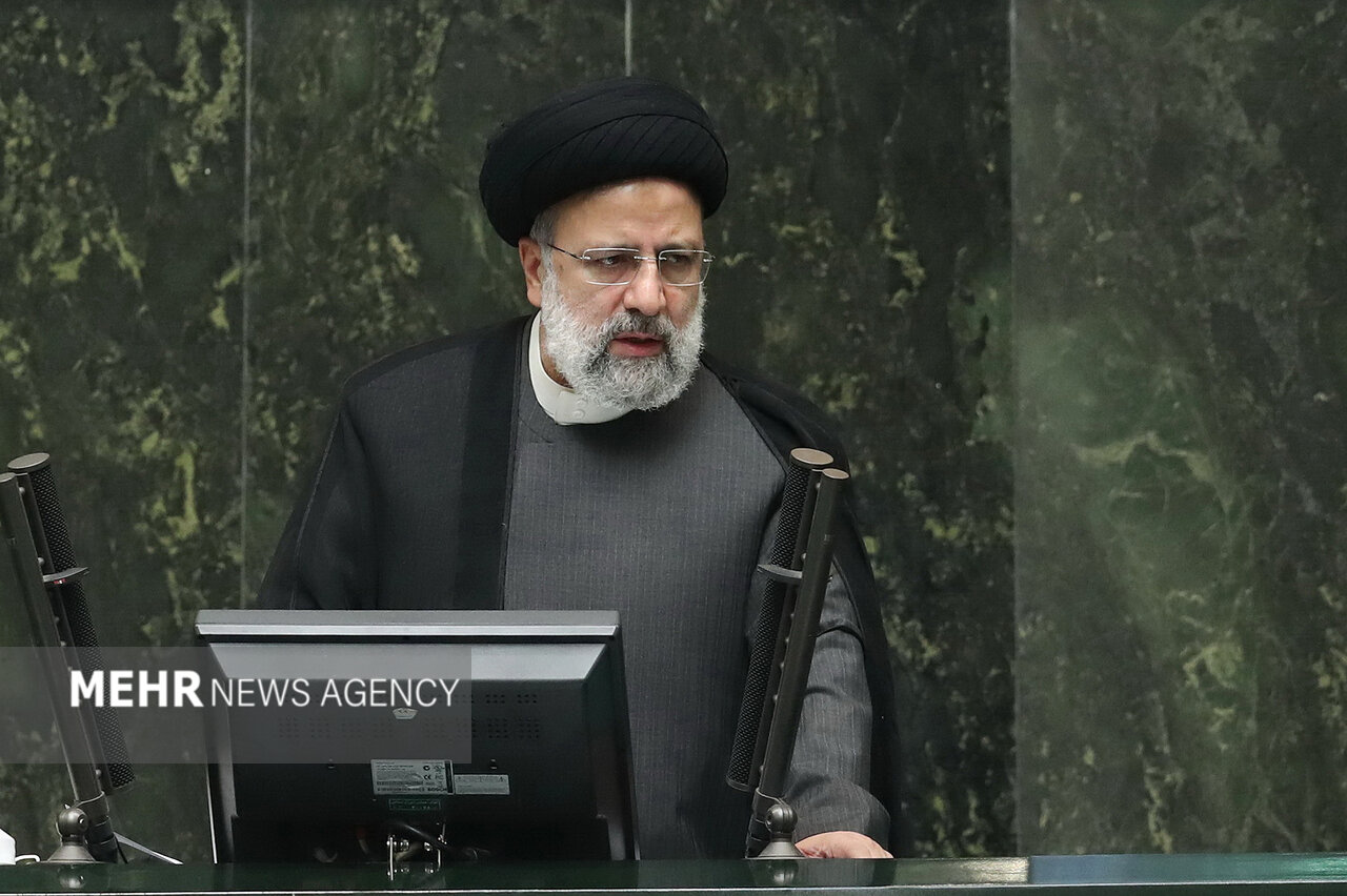 عوام نے ایران کے خلاف دشمنوں کی سازشوں کو ناکام بنایا، ایران کے صدر کا پارلیمنٹ میں خطاب