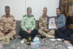 فرمانده مرزبانی فراجا با خانواده شهید«احمد توکلی»در قرچک دیدارکرد