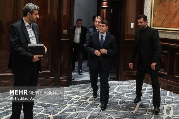 ایگور لویتین دستیار رئیس‌جمهور روسیه در حال ورود به محل دیدار با  محمد مخبر معاون اول رئیس جمهور است