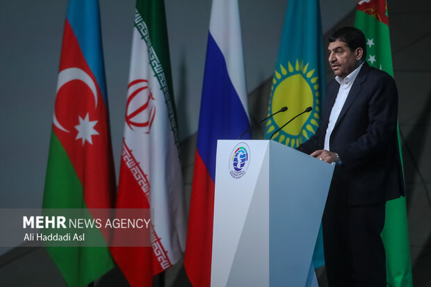 محمد مخبر معاون اول رئیس جمهور ایران در حال سخنرانی در دومین همایش اقتصادی خزر در مسکو است