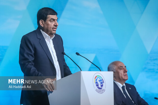 محمد مخبر معاون اول رئیس جمهور ایران در حال سخنرانی در دومین همایش اقتصادی خزر در مسکو است
