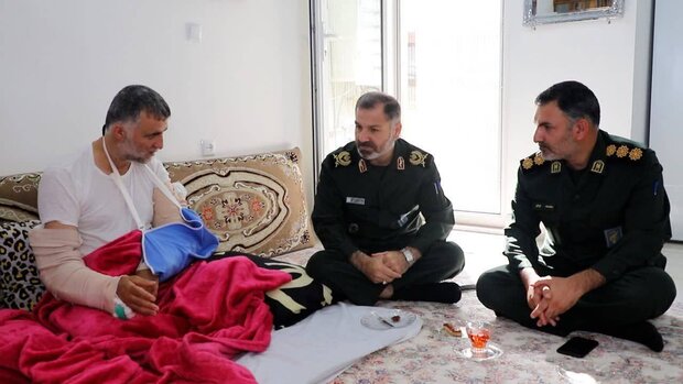 عیادت فرمانده سپاه کربلا از مامور مجروح دریابانی در آشوب نوشهر