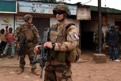 فرانسه نظامیان خود را از آفریقای مرکزی خارج می‌کند