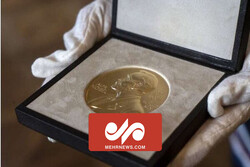 پرتاب برنده جایزه نوبل به داخل برکه توسط همکارانش