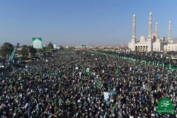 توافد الحشود الجماهيرية اليمنية إلى ميدان السبعين بالعاصمة صنعاء