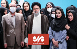 عکس یادگاری رئیس جمهور با دختران ایران