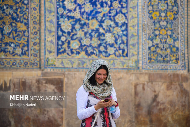 بازدید گردشگران خارجی از بناهای تاریخی اصفهان