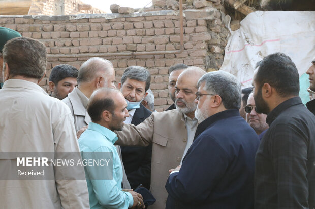 بازدید میدانی وزیر کشور از روند امدادرسانی به زلزله‌زدگان خوی