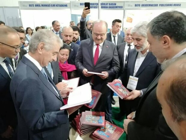 کتاب «معرفی صنایع دستی ایران» در نمایشگاه باکو رونمایی شد