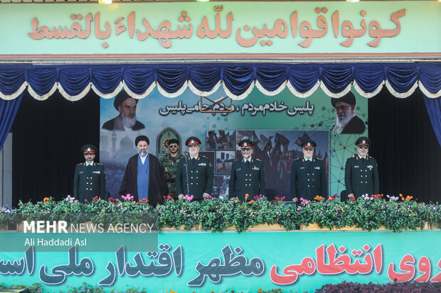 تہران میں ہفتہ پولیس کی مناسبت سے شاندار پریڈ
