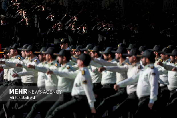 تہران میں ہفتہ پولیس کی مناسبت سے شاندار پریڈ
