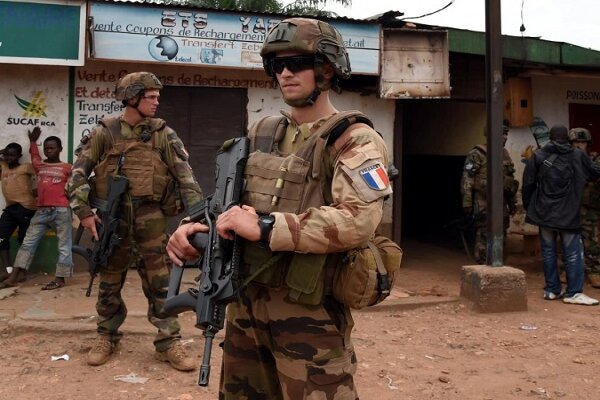  فرانسه نظامیان خود را از آفریقای مرکزی خارج می‌کند