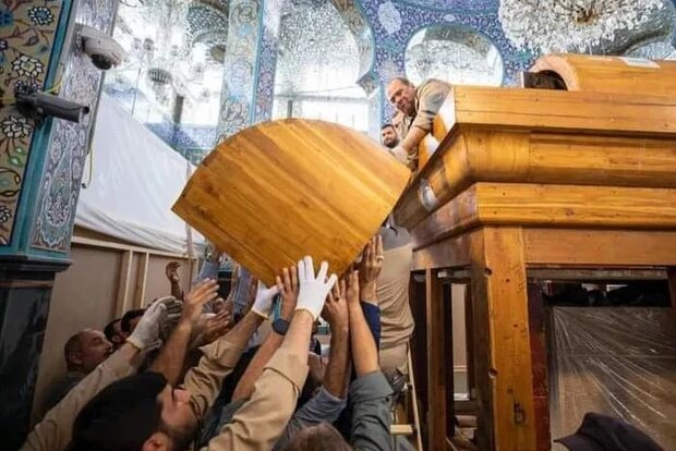 سازه چوبی ضریح جدید حرم حضرت زینب (س) نصب شد