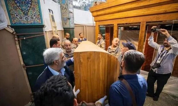 سازه چوبی ضریح جدید حرم حضرت زینب (س) نصب شد