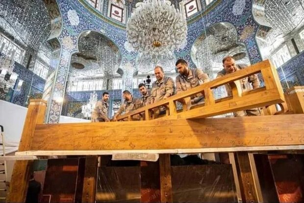 سازه چوبی ضریح جدید حرم حضرت زینب (س) نصب شد