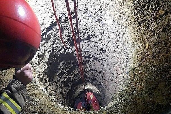نجات مرد جوان از زیر آوار چاه در چهارباغ