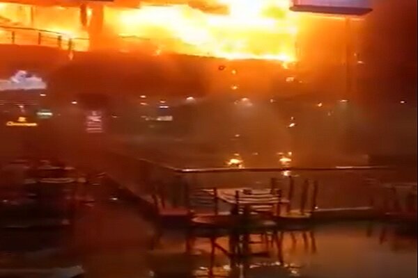 آتش‌سوزی گسترده در مهم‌ترین مرکز تجاری اسلام آباد در پاکستان+فیلم