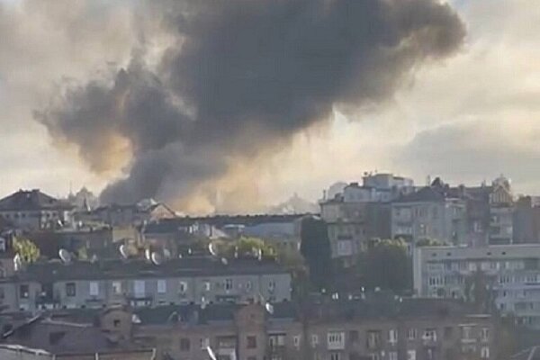 حملات هوایی به کی یف/ اصابت یک موشک به نزدیک دفتر «زلنسکی»+ویدئو