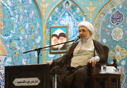 ملت ایران اجازه تغییر هویت دینی خود را توسط غربی ها نمی دهد