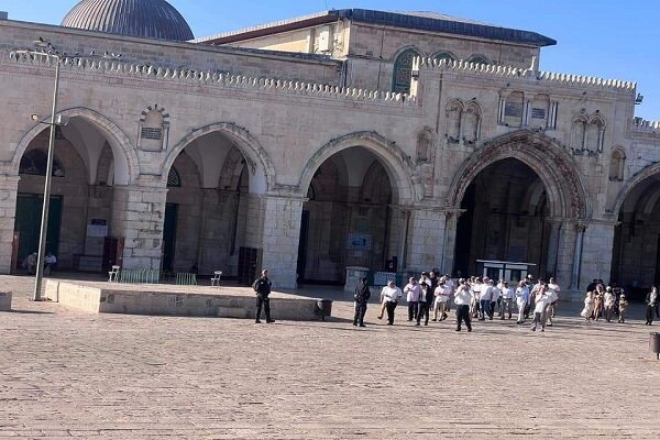 Hundreds of Zionist settlers raid Al-Aqsa Mosque (+VIDEO)