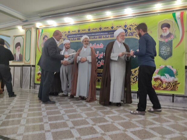 طلاب برتر مدارس علوم دینی کردستان تجلیل شدند