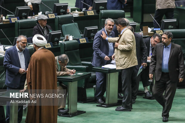 سید رضا فاطمی امین وزیر صنعت، معدن و تجارت در صحن علنی مجلس شورای اسلامی حضور دارد