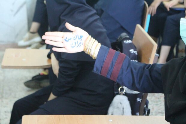 پویش «من فرزند انقلابم» در مدارس شهرستان دیر برگزار میشود