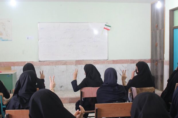 پویش «من فرزند انقلابم» در مدارس شهرستان دیر برگزار می‌شود
