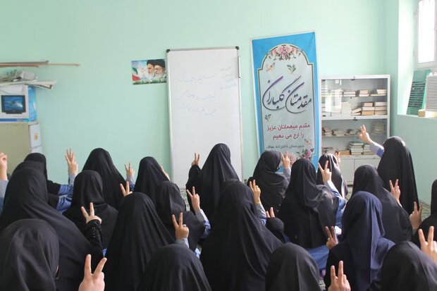 پویش «من فرزند انقلابم» در مدارس شهرستان دیر برگزار میشود