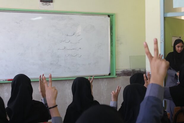 پویش «من فرزند انقلابم» در مدارس شهرستان دیر برگزار میشود