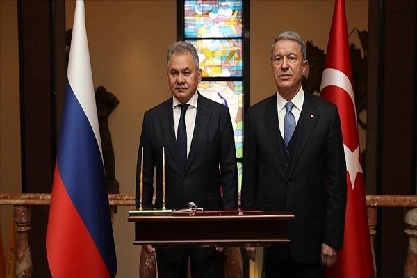 وزیر دفاع ترکیه با همتای روس خود گفتگو کرد