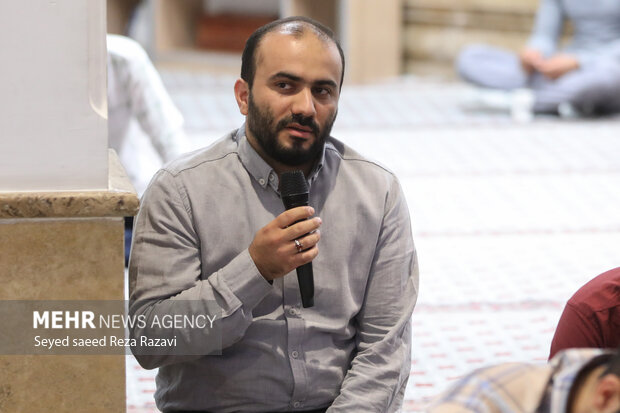 محمد شجاعیان مدیرعامل گروه رسانه‌ای مهر در حال سخنرانی در مراسم اجتماع دانشجویان هیات مکتب الزهرا دانشگاه صنعتی امیر کبیر است